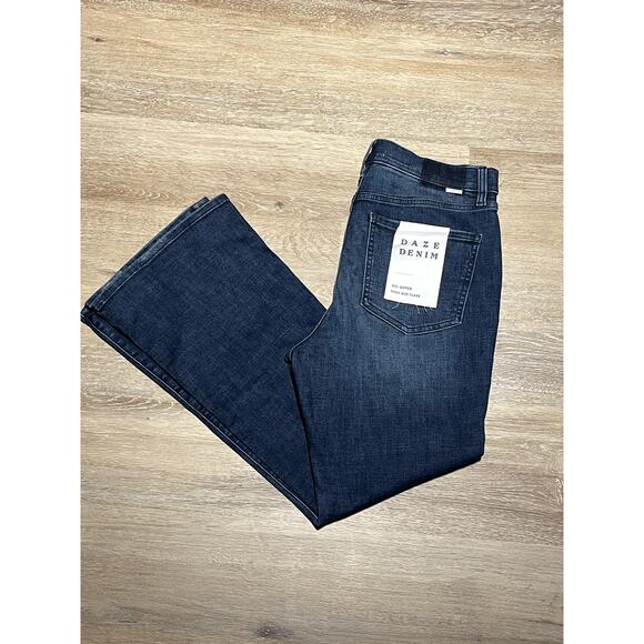 NWT‎ Daze Denim Womens Go Getter High Rise Flare Jeans 32P Dark Wash Distressed - Picture 1 of 16